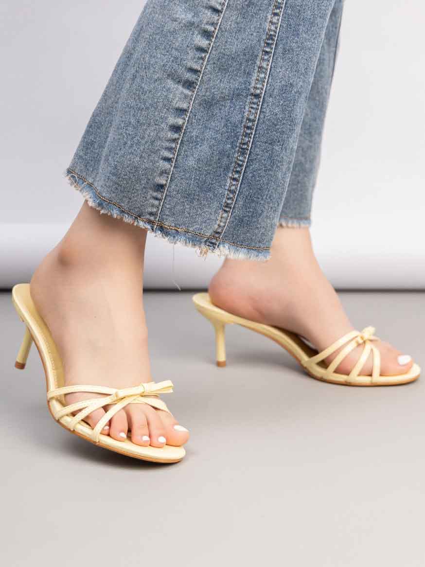 Ricarda - Fine stiletter med fine remme og sløjfe